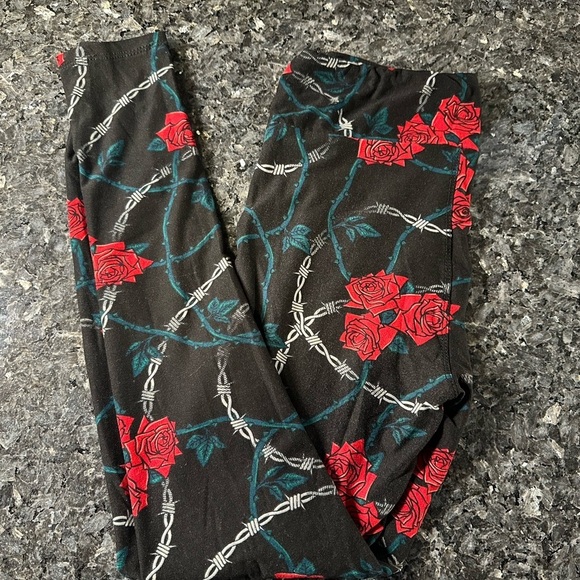 LuLaRoe Rock of Love Black w/ Red Rose & Barbed Wire Leggings One Size O/S OS - Picture 10 of 10